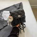 Mochila acolchada negra con detalles plateados y colgante de peluche blanco - Negro Con Colgante
