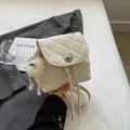 Mochila mini blanca acolchada con cierre giratorio plateado y colgante de peluche - Blanco Roto Con Colgante