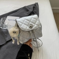 Mochila plateada acolchada con colgante de monstruo de peluche y cierre de giro metal - Plata con colgante