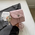 Mochila acolchada rosa con cadena plateada y colgante de peluche blanco decorativo - Rosa Con Colgante