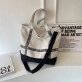Grande borsa tote in tela beige con fondo nero e accenti di nastro floreale vintage - Bianco Sporco