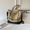 Grande borsa tote in tela beige e nera con ricami floreali e tracolla larga in nylon - Cachi