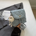 Mini sac à dos matelassé bleu clair avec chaîne dorée et charmant pendentif en peluche - Bleu avec pendentif