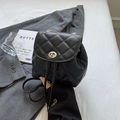Mini sac à dos matelassé noir avec fermoir argenté et bretelles chaîne en situation - Noir sans Pendentif