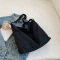 Bolso tote minimalista de lona negra con correa ajustable y hebilla metálica - Negro