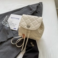Mini sac à dos beige matelassé avec bandoulière chaîne et fermoir pivotant argent - Blanc Cassé Sans Pendentif