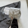 Mini sac à dos matelassé argenté avec finition métallique, chaînes et fermeture à cordon - Argent Sans Pendentif