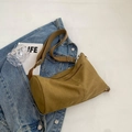 Borsa a cilindro in tela giallo senape con tracolla larga su giacca di jeans - Verde liquirizia
