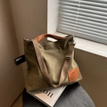 Grande borsa tote in tela verde militare con manici in pelle marrone e tracolla regolabile - Verde