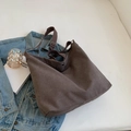 Grand sac bandoulière en toile marron foncé avec sangle réglable et bouton-pression - Gris