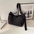 Minimalistische schwarze Canvas-Umhängetasche mit zwei vertikalen Reißverschlüssen - Schwarz