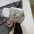 Mini sac à dos matelassé argenté avec bandoulières roses et fermoir rotatif métallique - Argent Rose Sans Pendentif