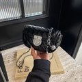 Borsa a tracolla trapuntata nera lucida con catena d'argento e sfera decorativa - Nero