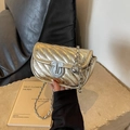 Borsa a tracolla trapuntata dorata con motivo a V e tracolla a catena in metallo - Oro
