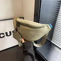 Borsa da petto in tela verde oliva con tracolla regolabile e piccolo portamonete tondo - Verde