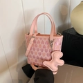 Borsa rosa con motivo a cuori, ciondolo a orsetto e tracolla regolabile - Rosa