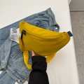 Marsupio in tela giallo brillante con tracolla regolabile e piccolo ciondolo borsa - Giallo