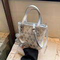Borsa a secchiello argento con motivo jacquard a cuore, ciondolo a cane e tracolla - Argento