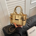 Mini-Eimertasche in Gold-Metallic-Optik mit Flechtstruktur und verstellbarem Schultergurt - Gold