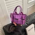 Metallisch-violette geflochtene Beuteltasche mit Doppelgriffen und Schultergurt - Lila