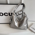 Silberne Hobo-Schultertasche in Metallic-Optik mit Logo und langen Riemen - Silber