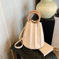 Off-white geplooide emmertas met ronde houten handvatten en slanke schouderriem - Wit