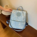 Hellblauer Karo-Rucksack für Damen mit Bären-Logo und praktischer Seitentasche - Blau