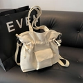 Cremeweiße Canvas-Tragetasche mit Tunnelzug, Falten-Design und vorderer Tasche für Damen - Gebrochenes Weiß