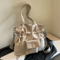 Schicker cremeweißer Falten-Shopper mit Kordelzug und verstellbarem breitem Schultergurt - Khaki