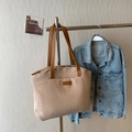 Grande borsa tote minimalista in tela beige con manici in pelle marrone e logo brand - Cachi