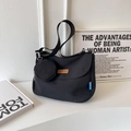 Grande borsa a sella in tela nera con tracolla larga e mini portamonete tondo abbinato - Nero