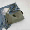 Borsa a tracolla in nylon verde militare con cerniere a nodo e tasca laterale casual - Verde