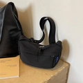 Minimalistische schwarze Nylon-Umhängetasche in Halbmondform mit verstellbarem Riemen und Logo - Schwarz