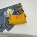 Borsa a tracolla versatile in nylon giallo brillante con tracolla regolabile e tasche - Giallo