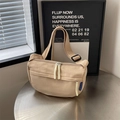 Minimalistische beige Umhängetasche in Halbmondform aus strukturiertem Stoff - Khaki
