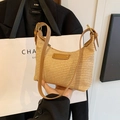 Hobo Stroh-Schultertasche mit braunem Lederbesatz und goldener Schnalle für den Sommer - Khaki