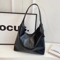 Borsa tote nera minimalista in pelle testurizzata vintage in un ambiente raffinato - Nero