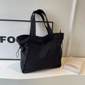 Minimalistische große schwarze Nylon-Tragetasche mit Tunnelzug und sicherem Reißverschluss - Schwarz