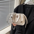 Weiße Bucket-Bag in Krokostruktur mit silbernen Schmetterlingen und Kettenriemen - Cremeweiß