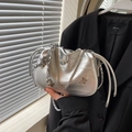 Silberne Metallic-Beuteltasche mit Schmetterlingsanhängern und Kettenriemen - Silber