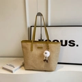 Große Stroh-Stofftasche mit gelbem Lederbesatz und Plüsch-Anhänger für den Sommerurlaub - Khaki
