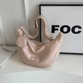 Borsa hobo in pelle PU albicocca minimalista con ciondolo portamonete rotondo abbinato - Rosa