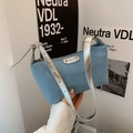 Borsa a spalla in denim azzurro con tracolla argentata e dettagli in metallo lucido - Azzurro