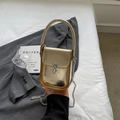 Metallische goldene Mini-Handtasche mit silbernem Verschluss und Kette im Lifestyle-Stil - Gold