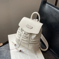 Schicker Mini-Rucksack mit Falten aus cremefarbenem Kunstleder mit Kordelzug und Logo - Gebrochenes Weiß