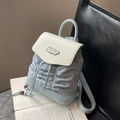 Schicker Plissee Mini-Rucksack in Hellblau und Beige mit modischem Metallemblem - Blau