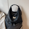 Borsa hobo a scacchi neri con fibbia a farfalla d'argento e tracolla a catena - Nero