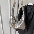 Metallisch silberne Umhängetasche mit verstellbarem Gurt und kugelförmigem Anhänger - Silber