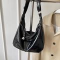 Schwarze gesteppte Lackleder Hobo-Tasche mit silberner Kette und Metallkugel-Anhänger - Schwarz