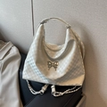 Borsa hobo bianca a scacchi con fibbia a farfalla metallica e tracolla a catena chic - Bianco Sporco